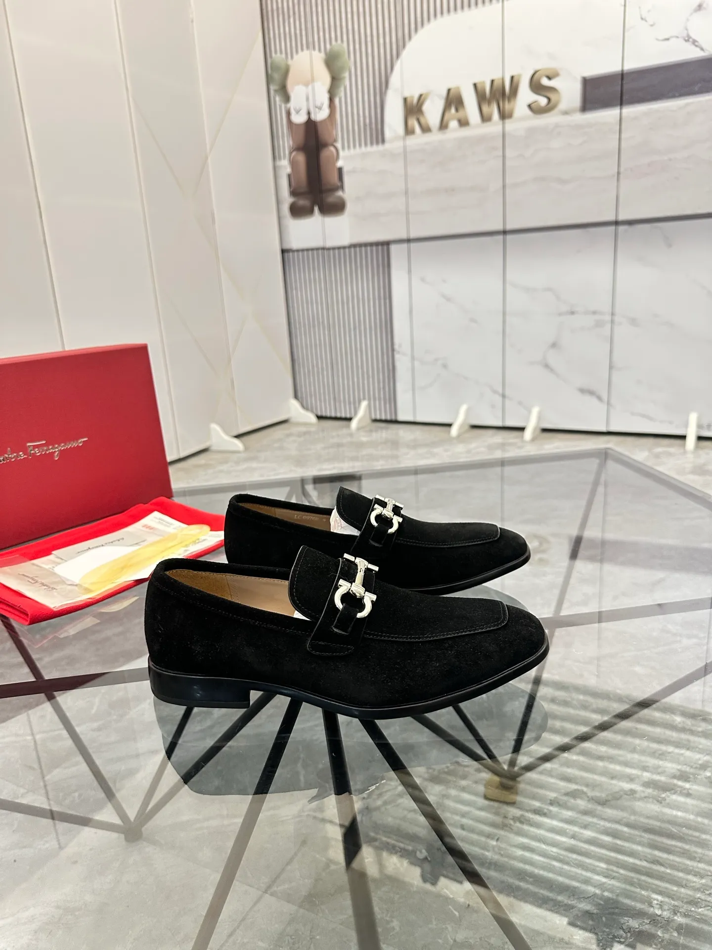 Men's shoes: 💰P640¥ High-end quality Product trademark: Ferragamo* "Ferragamo*" leather shoes Regular size: 38-44 (can be customized to 45.46.) Product materials: imported first-layer nubuck leather upper, cowhide lining, original outsole. Number: 688